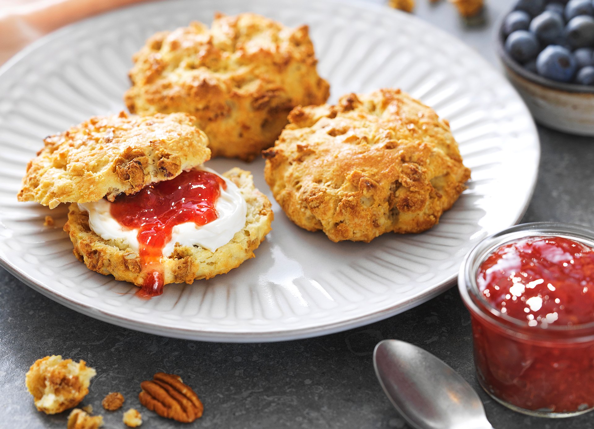 Bild på tallrik med Scones med Risenta Granola