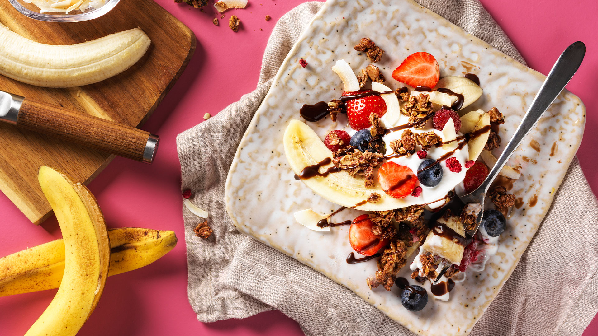 Skål med Banan-split med Risentas granola