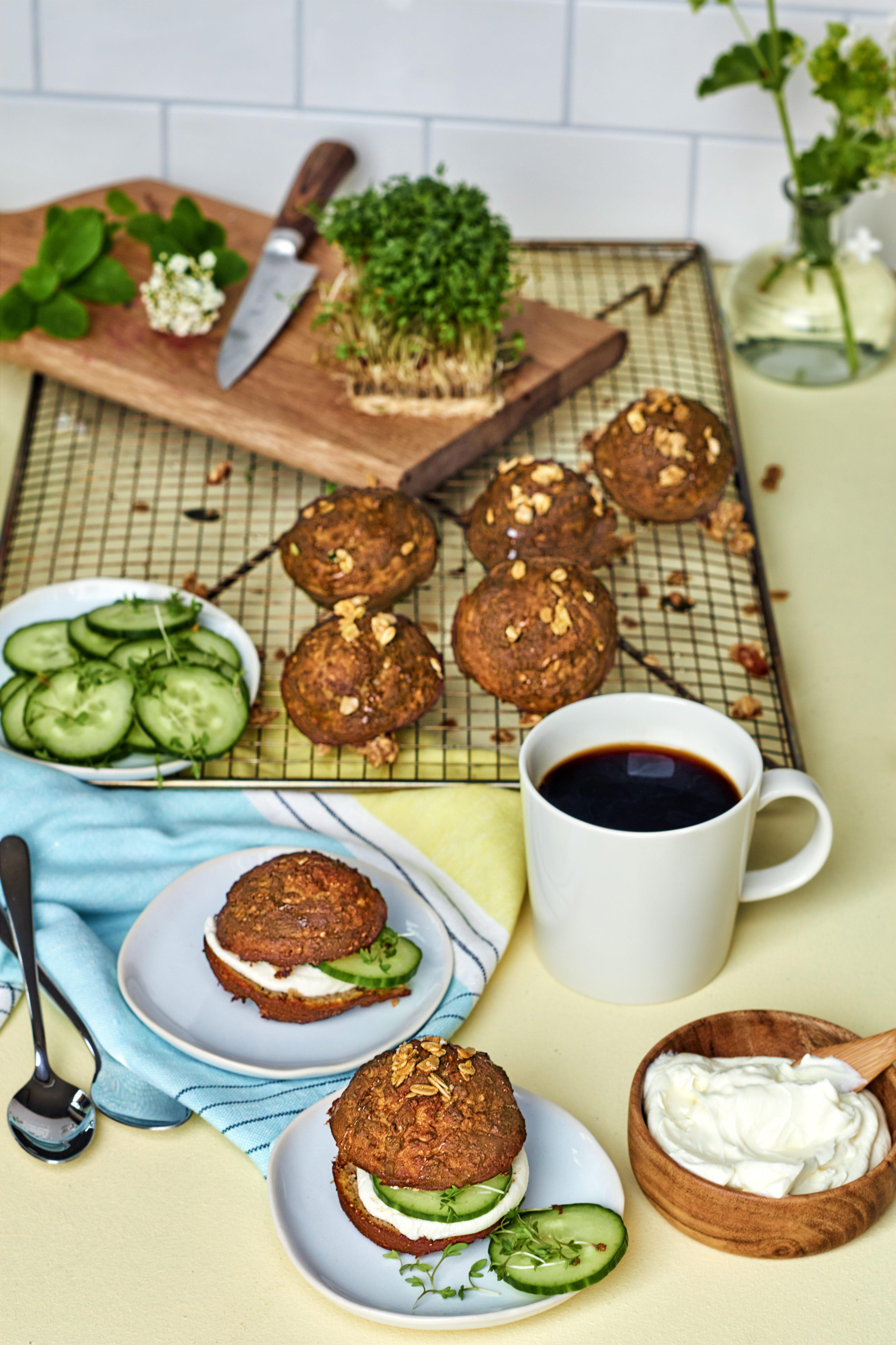 frukostmuffinsar serverade med kaffe i kopp och andra tillbehör