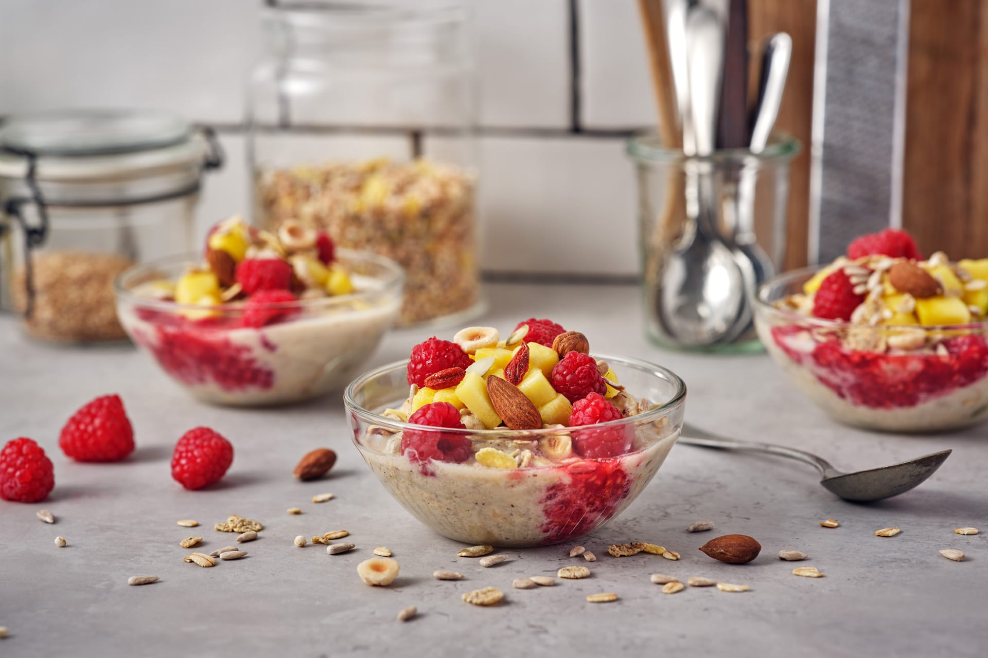 Overnight müsli toppad med hallon och mango