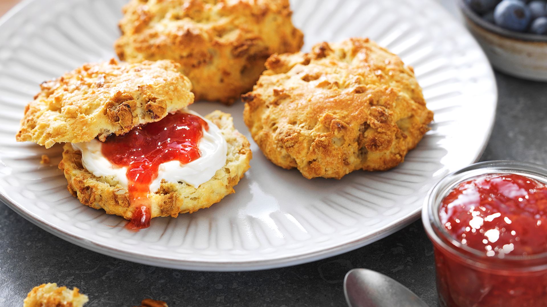 Bild på tallrik med Scones med Risenta Granola