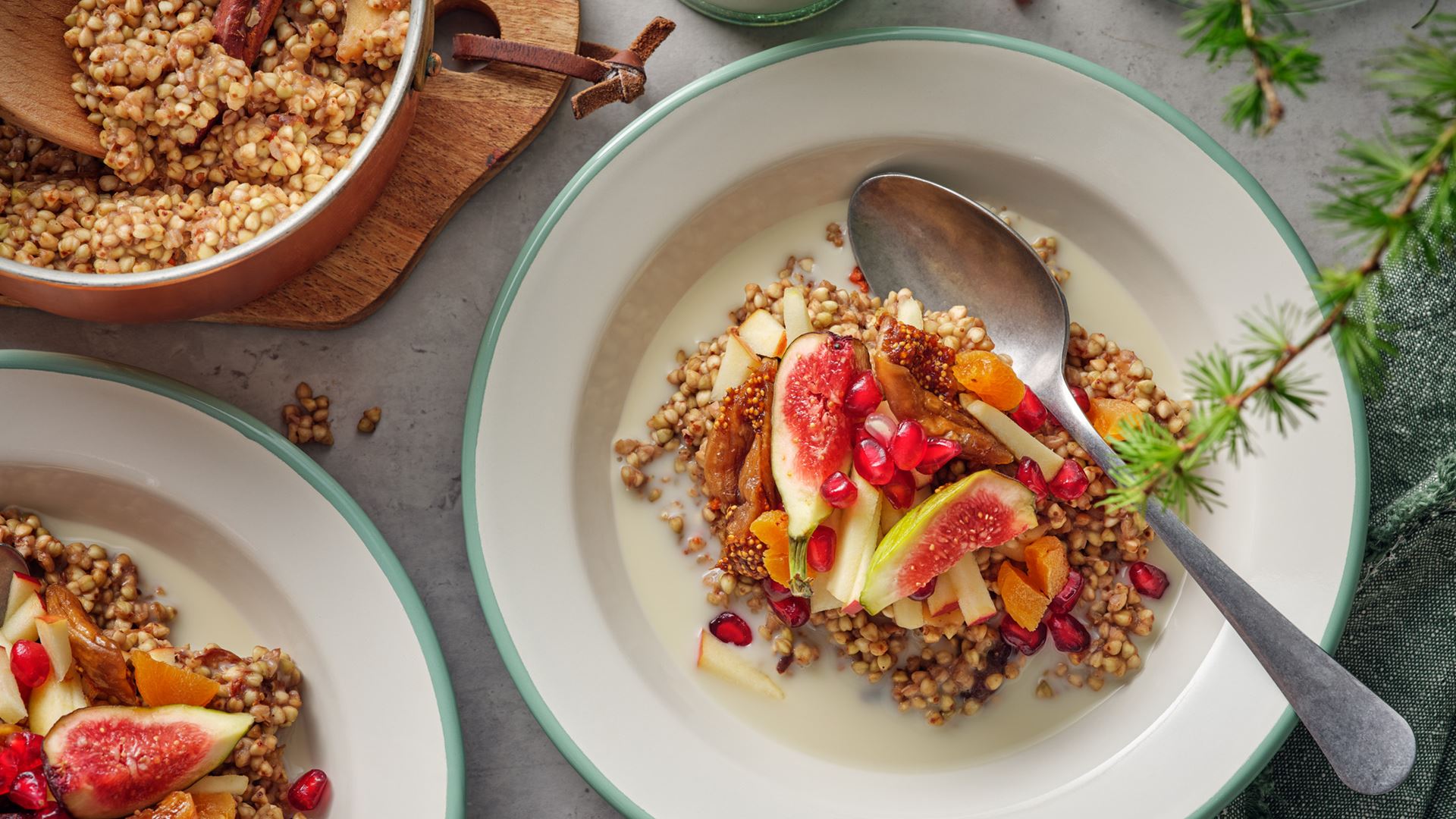 gröt på tallrik med frutk