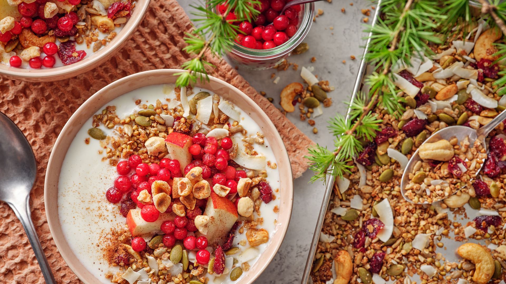 granola med frukt på en tallrik 