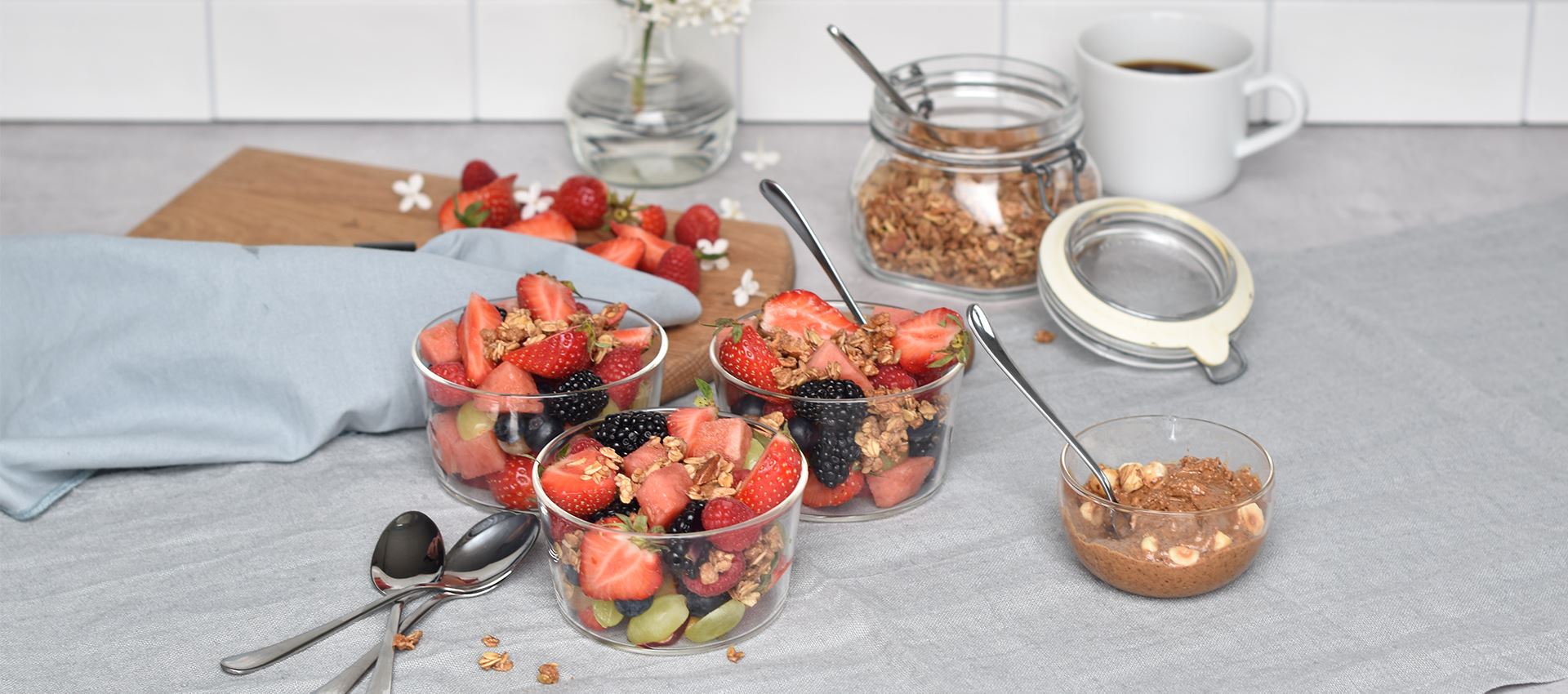 Bild på skålar med säsongsfrukt och risentas granola