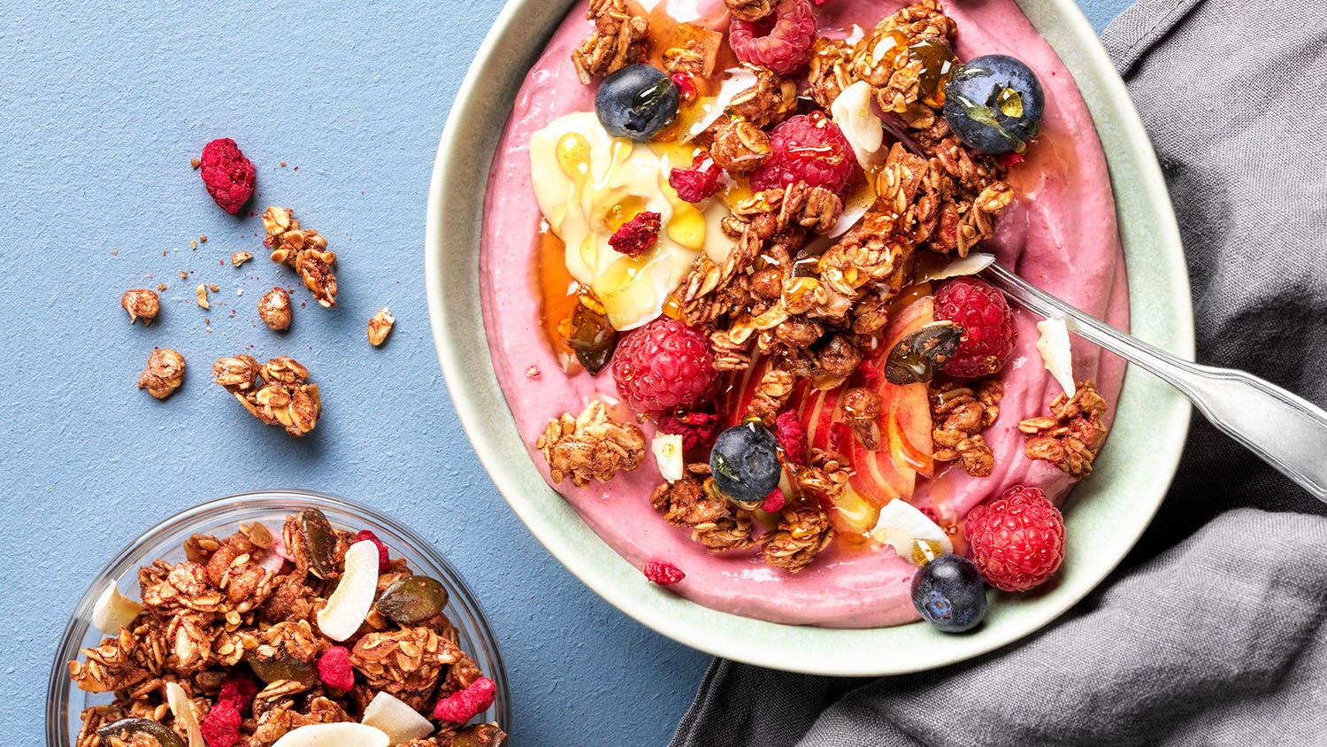 Skål med smoothiebowl med Risenta Granola