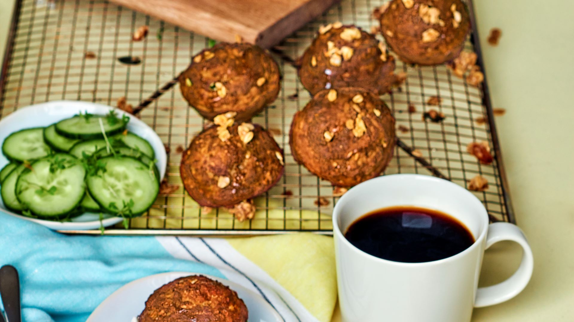 frukostmuffinsar serverade med kaffe i kopp och andra tillbehör