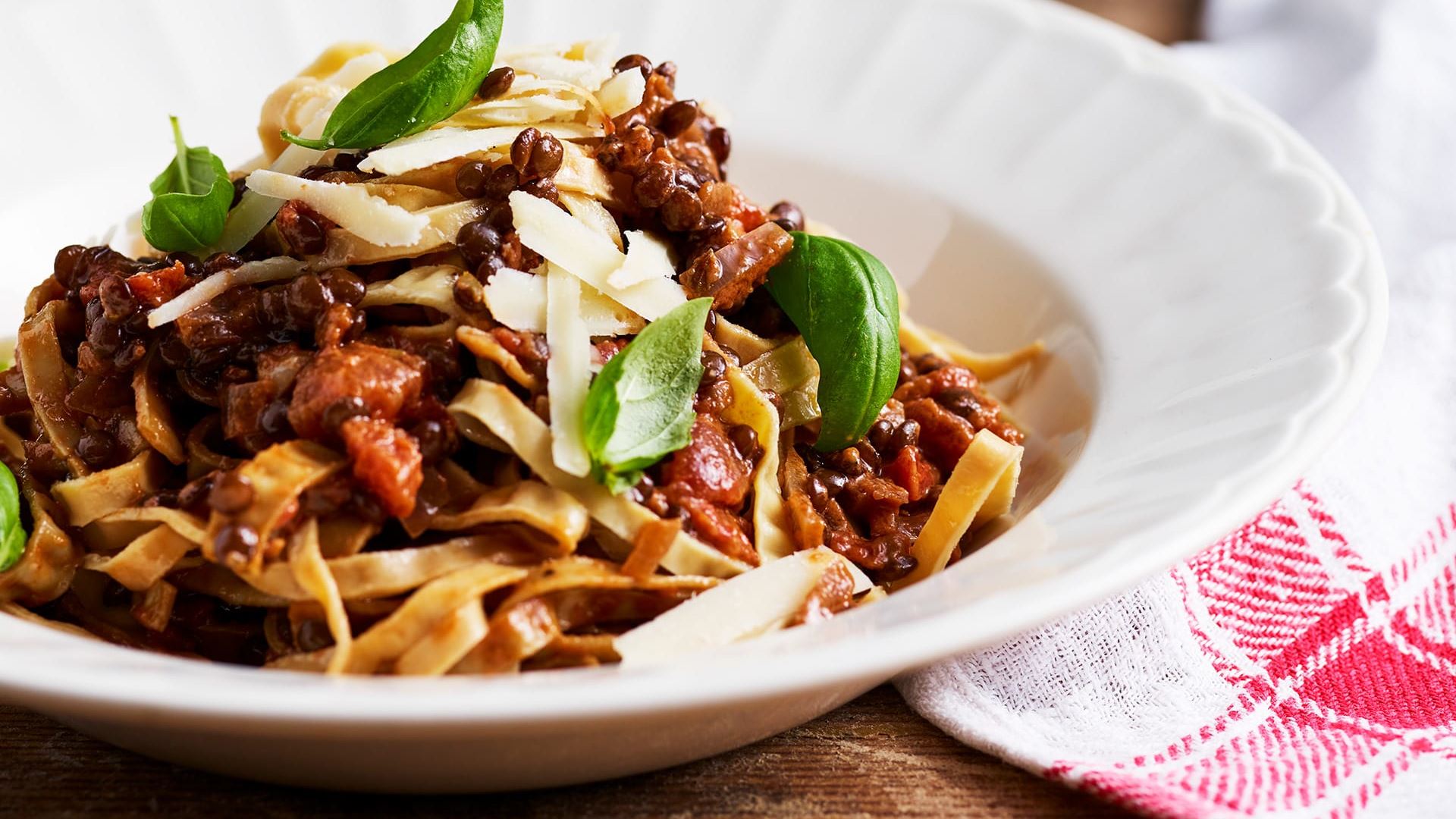 Tallrik med vegetarisk bolognese och bönpasta