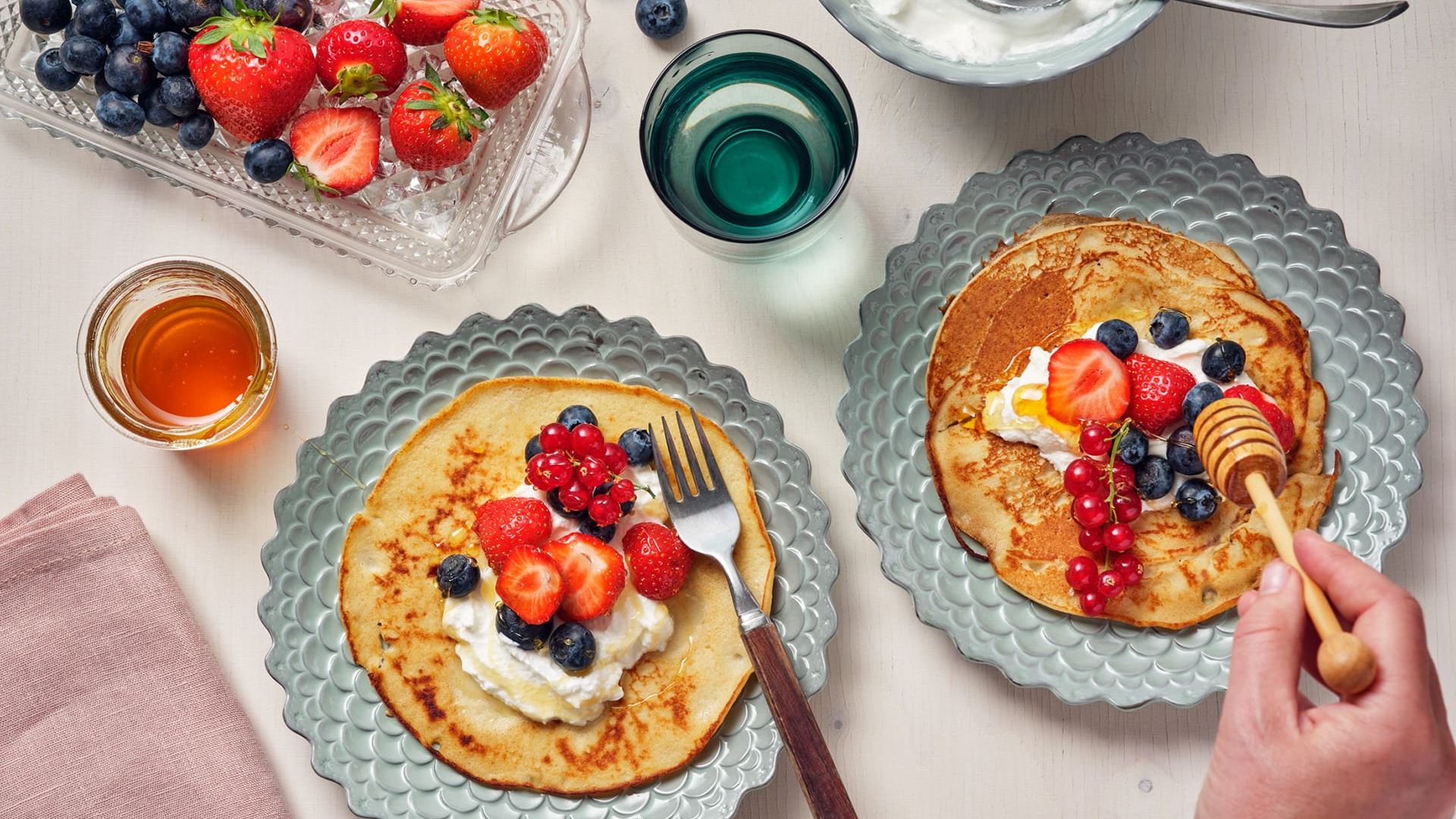 Bovetepannkakor med jordgubbar och blåbär