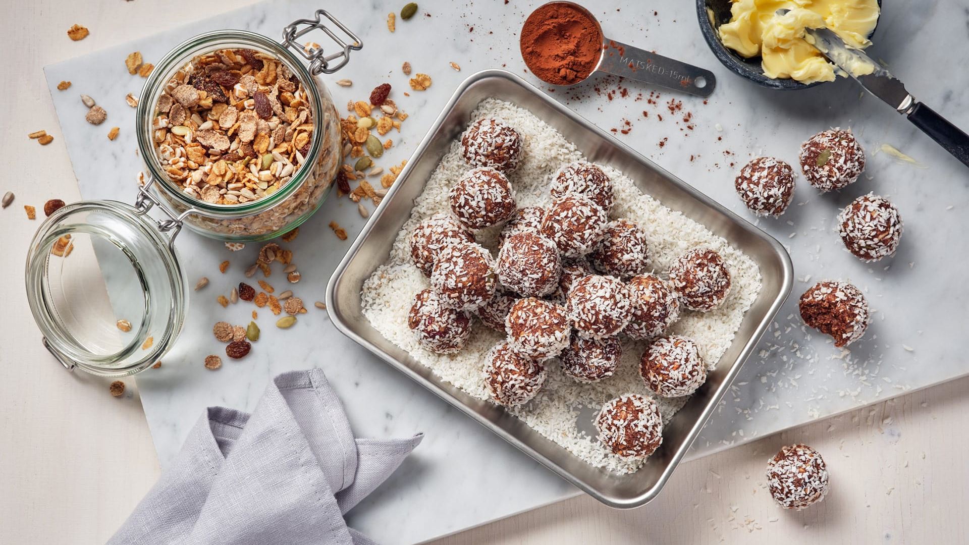 Chokladbollar med müsli upplagda på ett fat