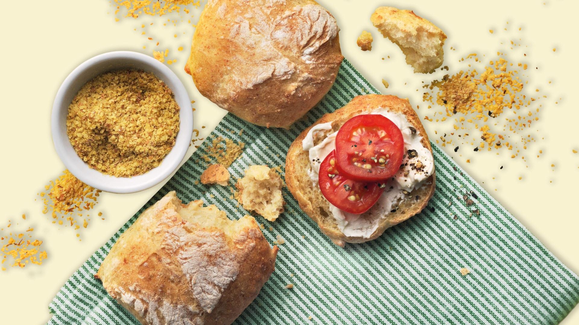 Frukostbullar med pålägg på handduk