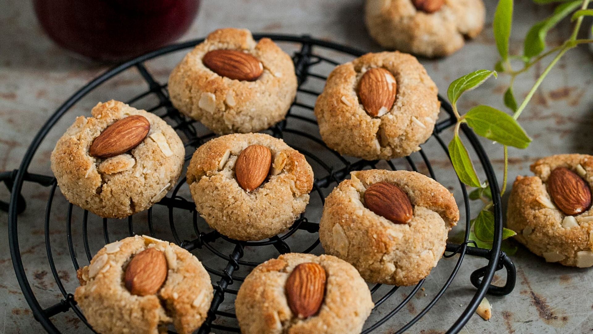 Glutenfria mandel- och kardemummakakor upplagda på ett galler