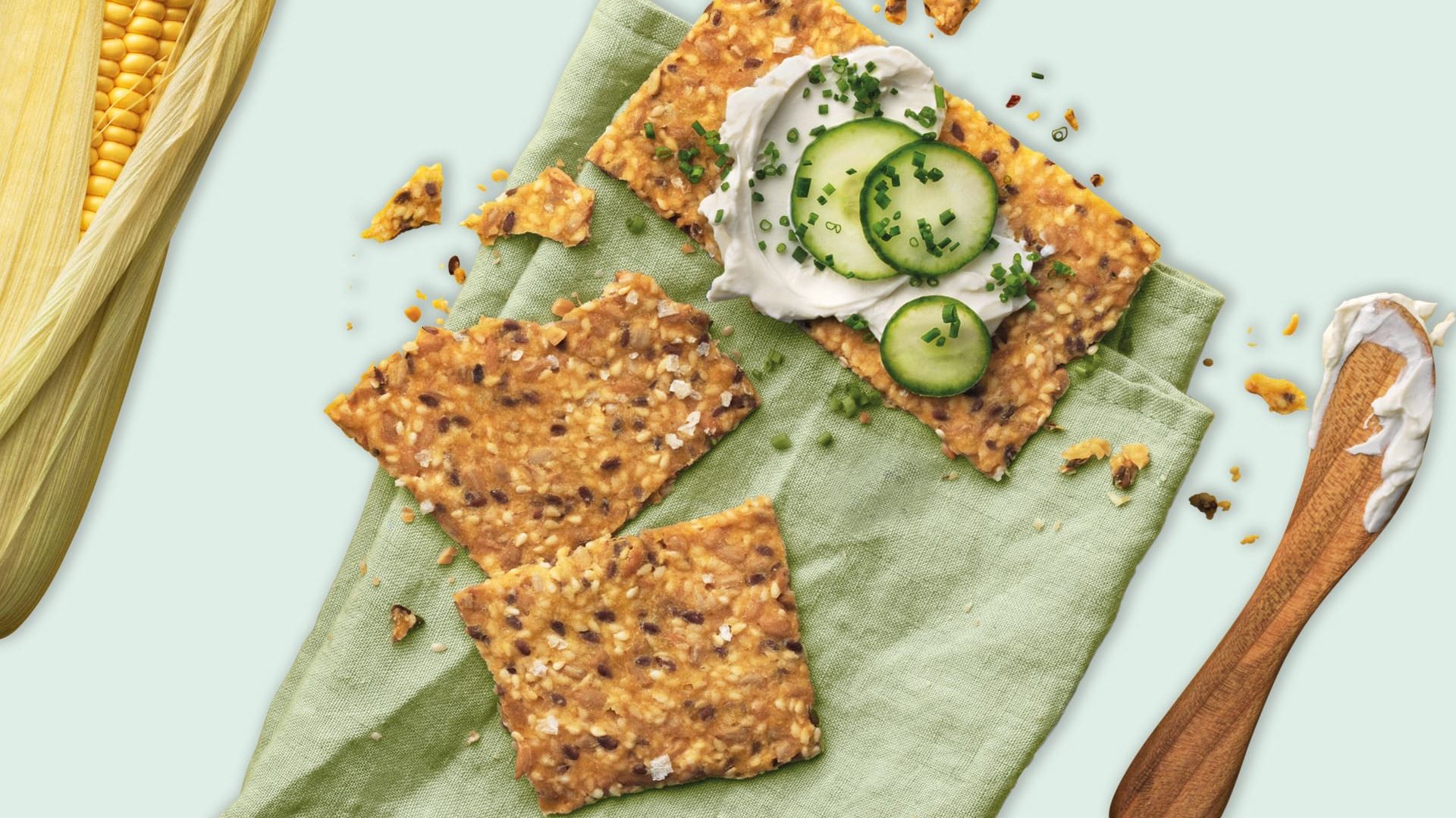 Majs och fröknäckebröd på en handduk