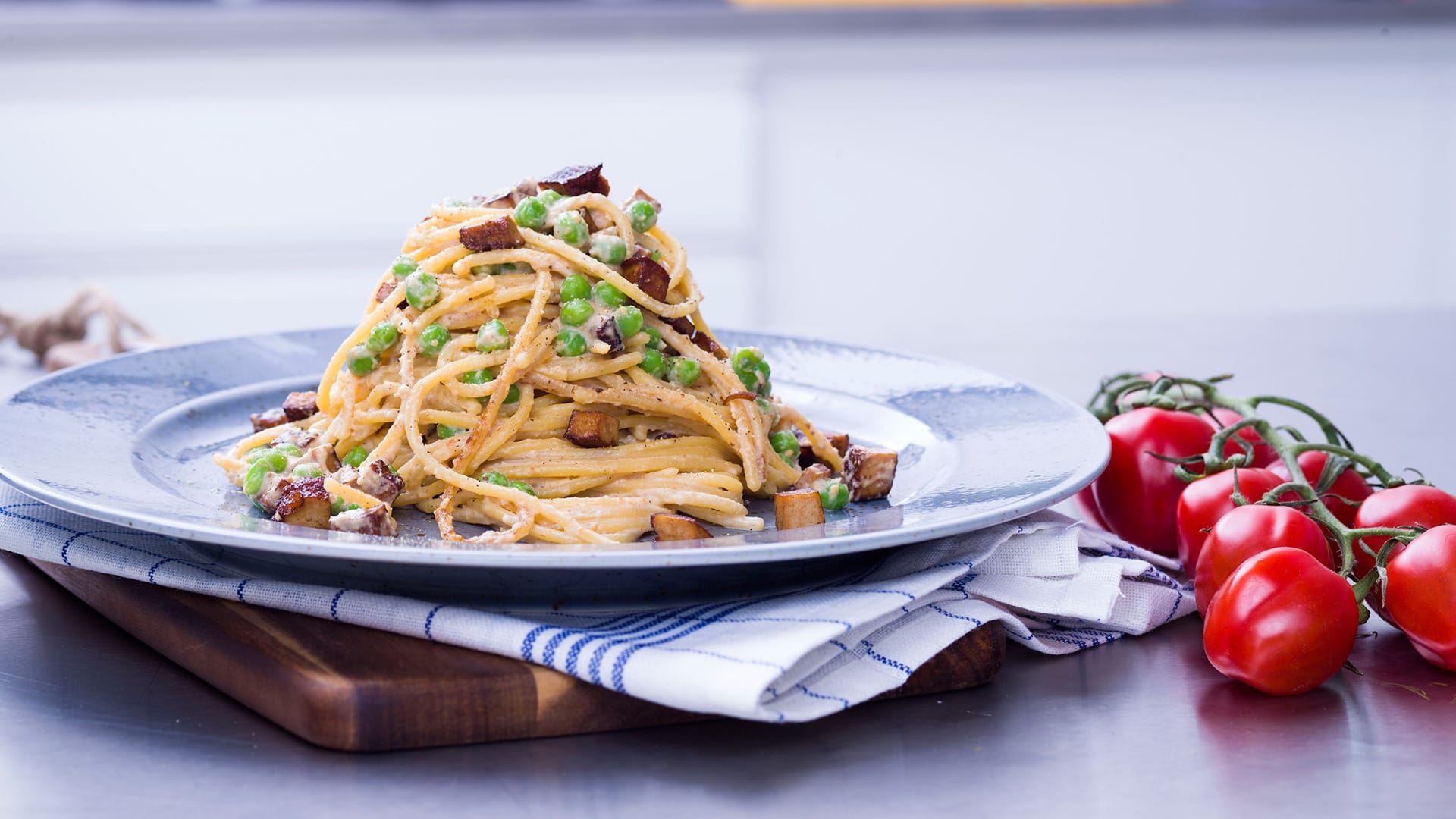 Tallrik med gluten- och laktosfri spaghetti Carbonara
