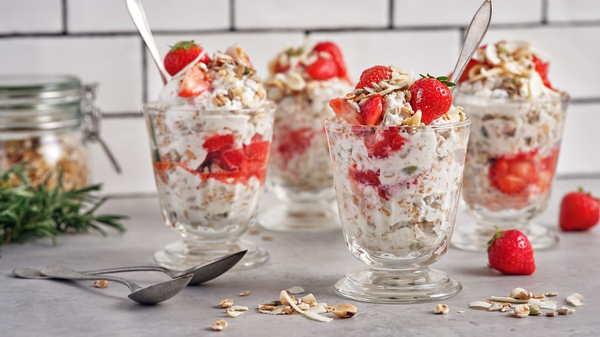 Glas med overnight müsli toppad med jordgubbar