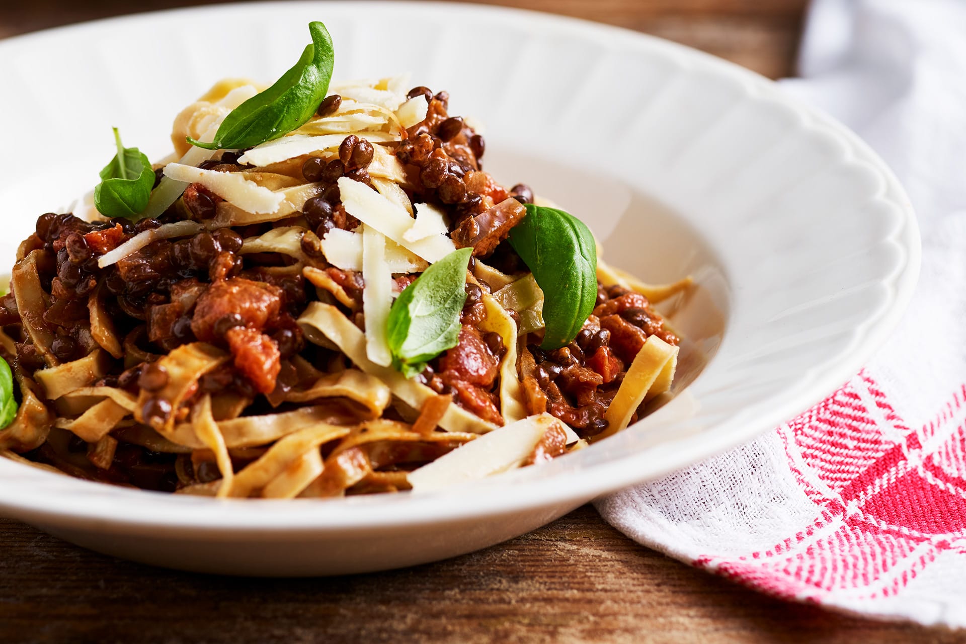 Tallrik med vegetarisk bolognese och bönpasta