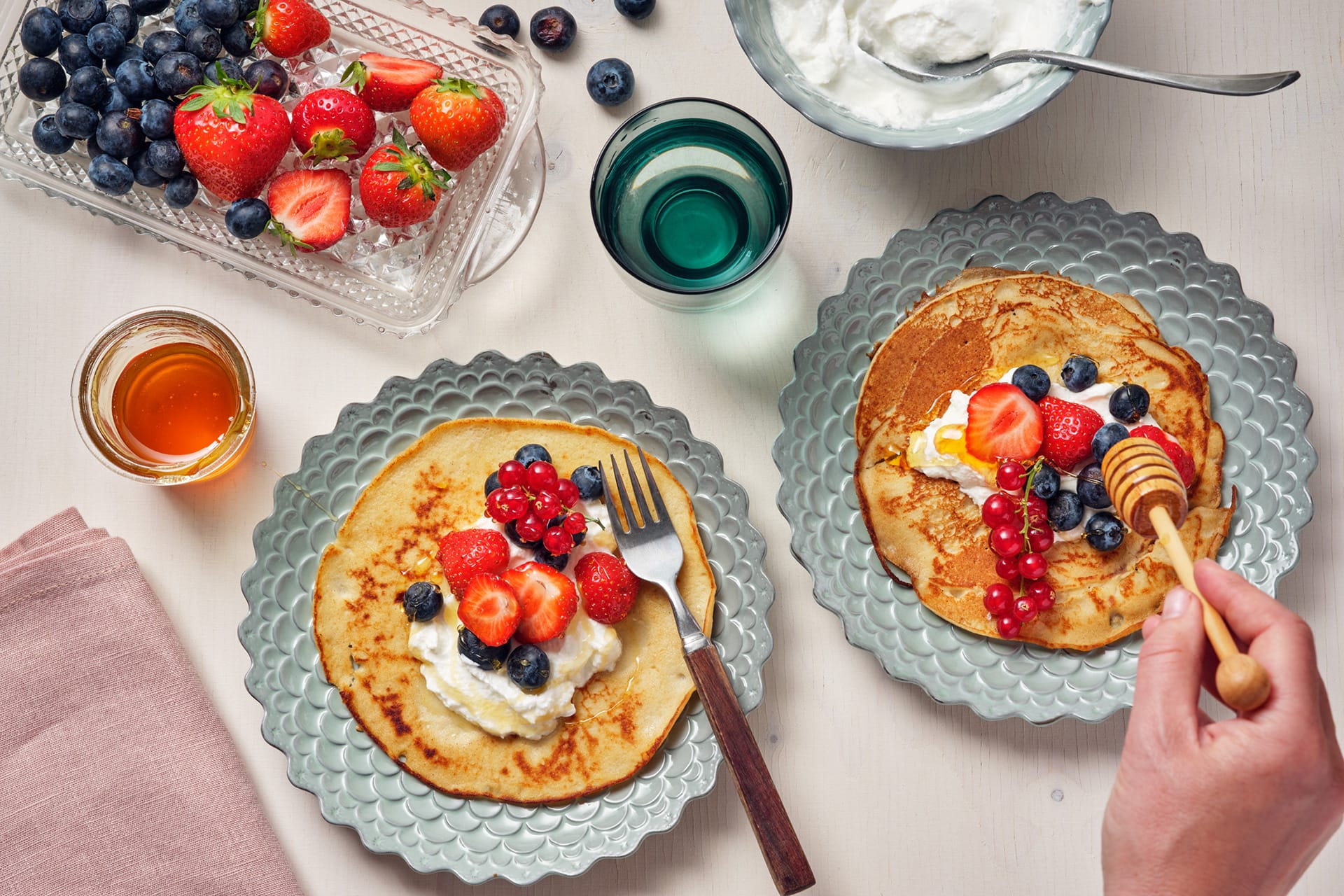 Bovetepannkakor med jordgubbar och blåbär