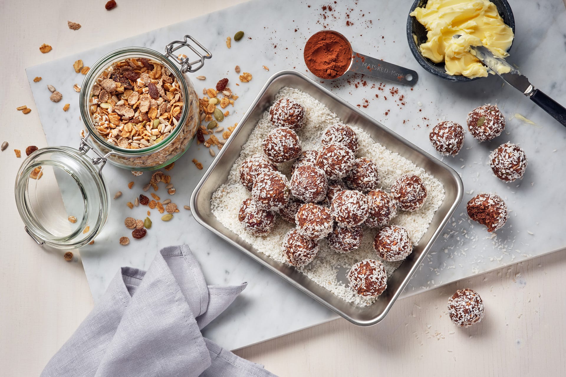 Chokladbollar med müsli upplagda på ett fat