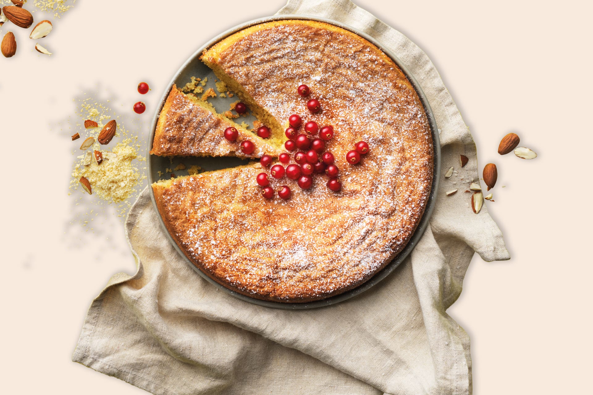 Mandelkaka dekorerad med vinbär