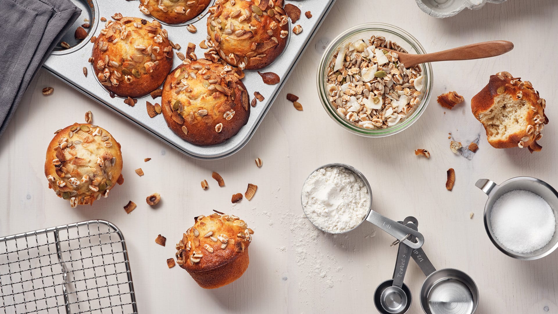 Müslimuffins i form med ingredienser runt omkring